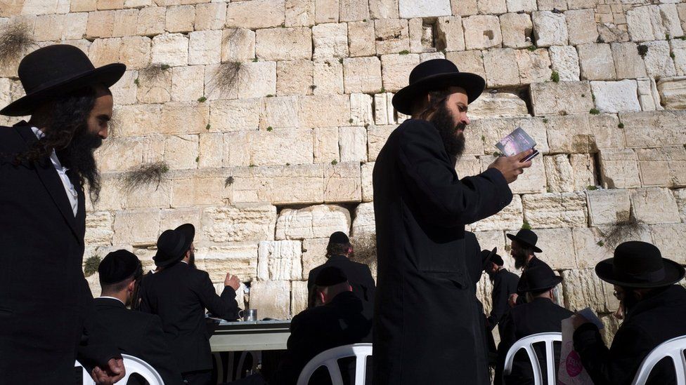 Yahudi Ultra-Ortodoks Hindari Penggunaan Perangkat Teknologi, BeralasanTidak Baik Untuk Manusia